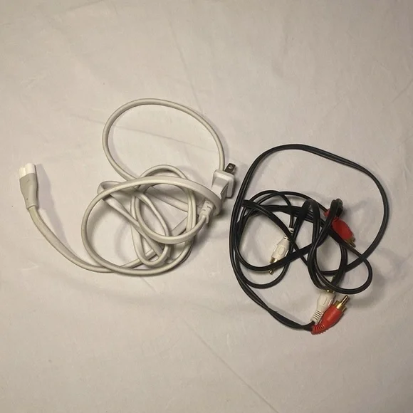 Apple TV White 1st Generation Model A1218 Streamer w/ Remote, Charging Cord EUC - Picture 7 of 11